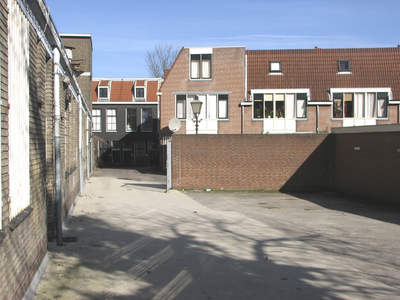 872035 Gezicht op het parkeerterrein en losruimte achter het woonwinkelblok aan de St. Jacobsstraat in Wijk C te ...